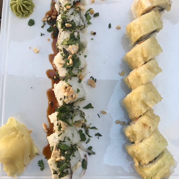 รูปภาพถ่ายที่ Blue Sushi Sake Grill โดย Angela B. เมื่อ 10/8/2017