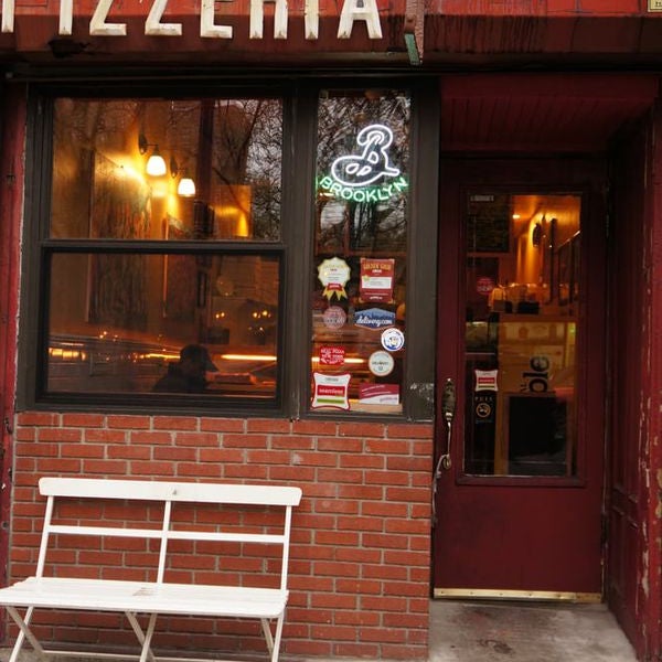Foto tirada no(a) Roebling Pizza por user359197 u. em 4/20/2020