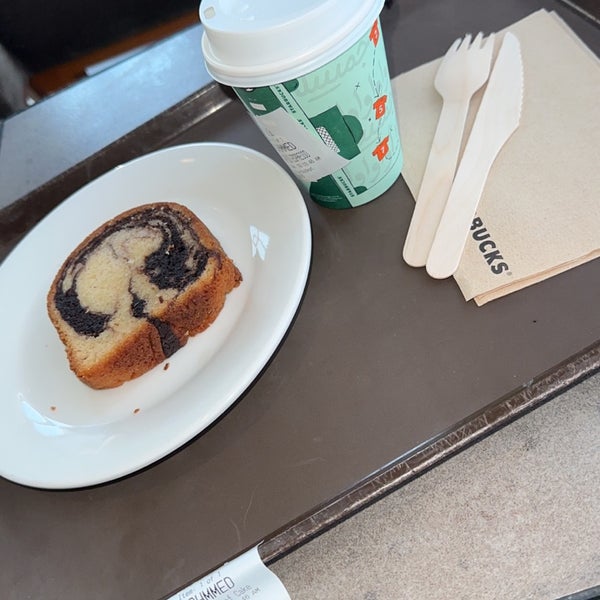 Photo taken at Starbucks by 𝙼𝙾𝙷𝙰𝙼𝙼𝙰𝙳 ✈︎ on 12/6/2022