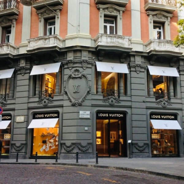 Louis Vuitton - Il nuovo negozio Louis Vuitton Napoli è stato da poco  inaugurato con party esclusivi e collaborazioni artistiche d'eccezione.  Viaggia nel nuovo Universo Louis Vuitton nel cuore del Sud Italia