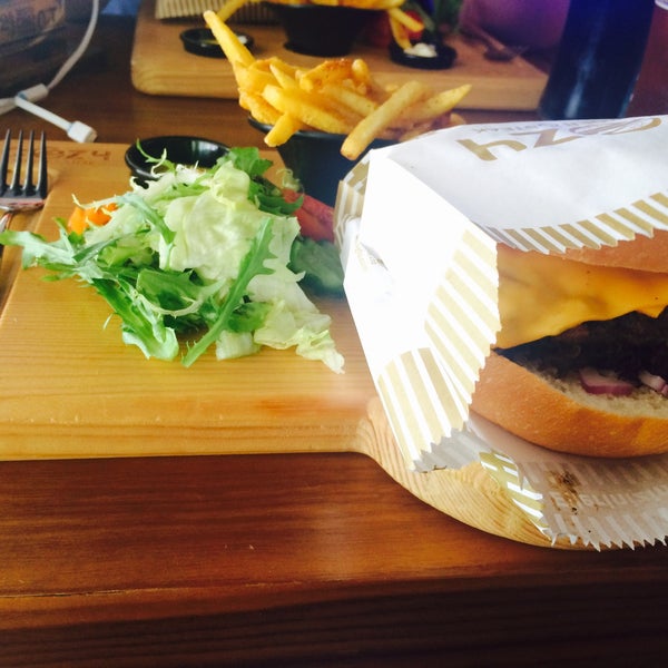 Снимок сделан в Cozy Burger &amp; Steak пользователем Gül D. 6/14/2015