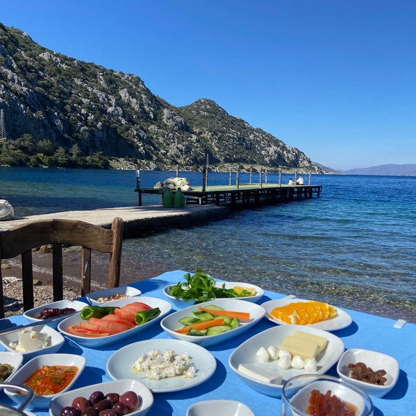 Foto scattata a Delikyol Deniz Restaurant Mehmet’in Yeri da Dolunay Y. il 3/19/2023