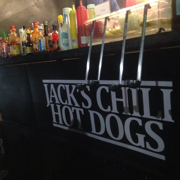 Снимок сделан в Jack&#39;s Chili Hot Dogs пользователем Laura Cecilia V. 6/18/2016