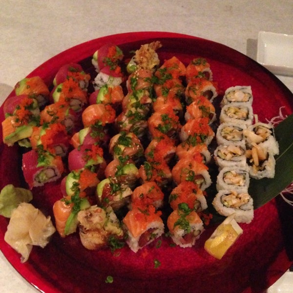Foto tirada no(a) Amura Sushi and Steak por Lisa L. em 1/1/2014