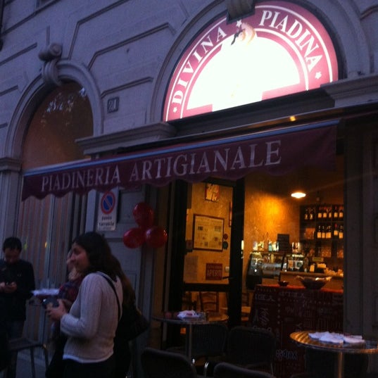 9/27/2012 tarihinde Morena M.ziyaretçi tarafından Divina Piadina - Piadineria artigianale a Milano'de çekilen fotoğraf