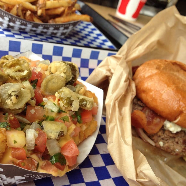 รูปภาพถ่ายที่ Blue Moon Burgers Fremont โดย Kristin P. เมื่อ 5/18/2013