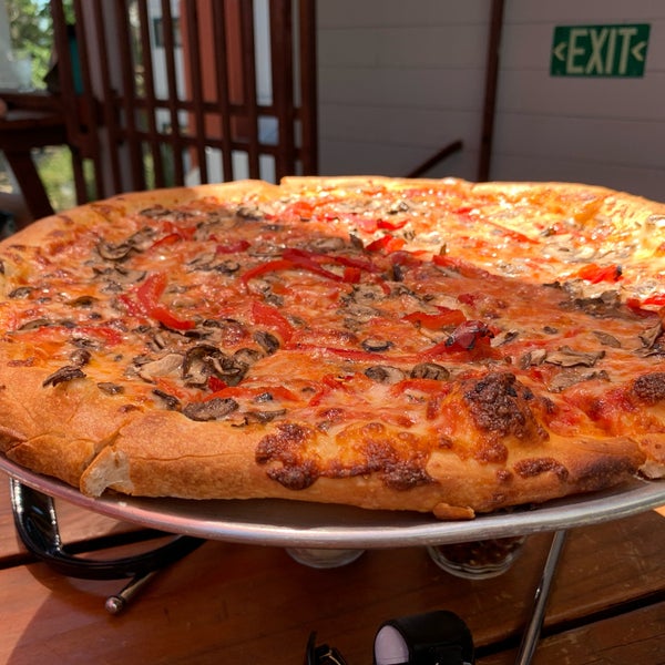รูปภาพถ่ายที่ Whitecaps Pizza โดย Max G. เมื่อ 8/5/2019