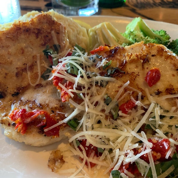 Photo taken at BJ&#39;s Restaurant &amp; Brewhouse by Max G. on 6/4/2019