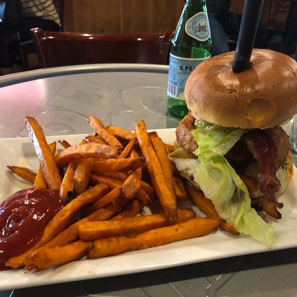 Foto tirada no(a) Lucky Beaver Bar &amp; Burger por Max G. em 6/27/2018