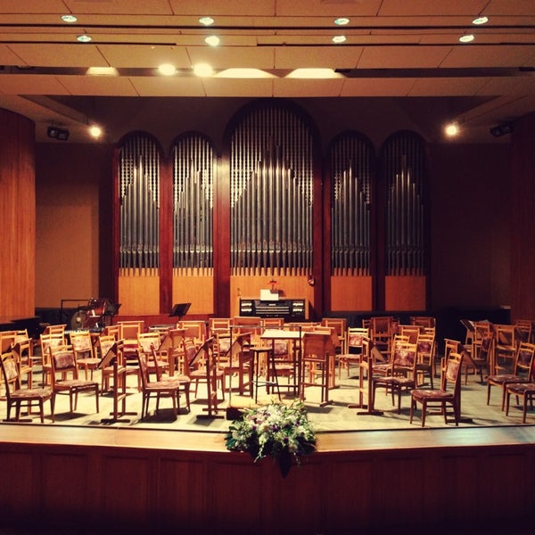 รูปภาพถ่ายที่ Зал органной и камерной музыки имени Алисы Дебольской / Music Hall of Alisa Debolskaya โดย Мишаня К. เมื่อ 6/18/2013