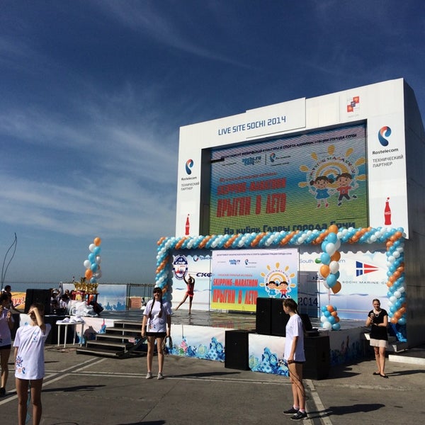 Южный мол сочи. Площадь южного мола в сочи. Фестиваль болельщиков в сочи. Площадь южный молл сочи. Площадь южного мола в сочи.