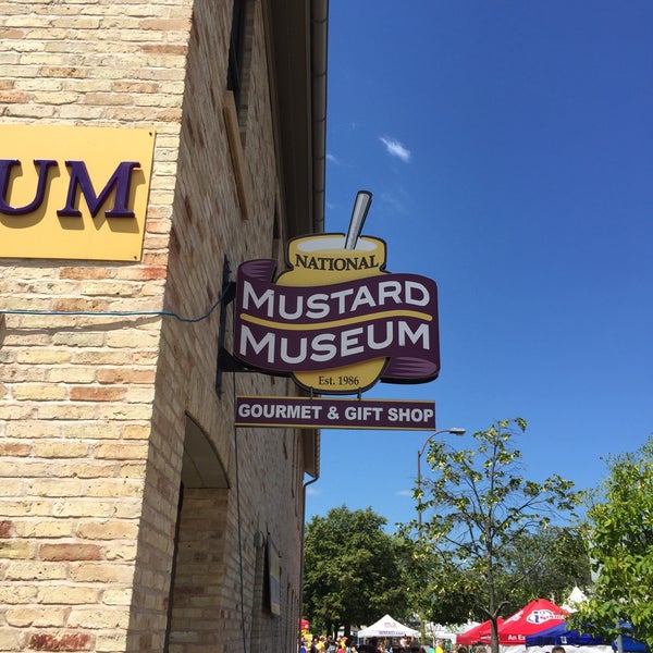 Foto tirada no(a) National Mustard Museum por Chris T. em 8/1/2015