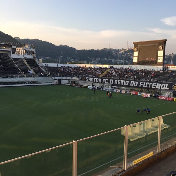 Photo taken at Estádio Urbano Caldeira (Vila Belmiro) by Ricardo A. on 2/18/2017