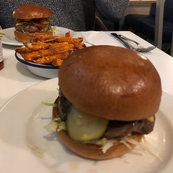 1/6/2019 tarihinde Desiree C.ziyaretçi tarafından Burger &amp; Shake'de çekilen fotoğraf