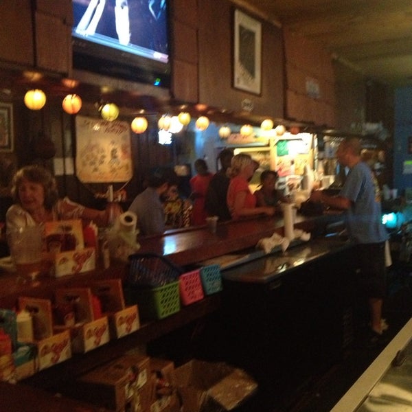 Foto scattata a Bimini&#39;s Oyster Bar and Seafood Cafe da Bonnie W. il 7/27/2013