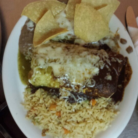 Foto diambil di Dos Burritos Mexican Restaurant oleh Jessica J. pada 1/13/2014