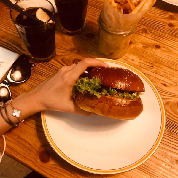 Photo prise au Dish fine burger bistro par LANA. le7/19/2019