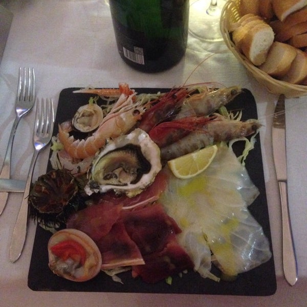 Foto diambil di Al Porto ristorante cruderia oleh Yana L. pada 8/27/2014