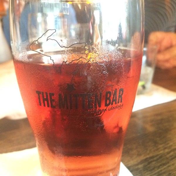 Foto tirada no(a) The Mitten Bar por Jennifer O. em 5/30/2016
