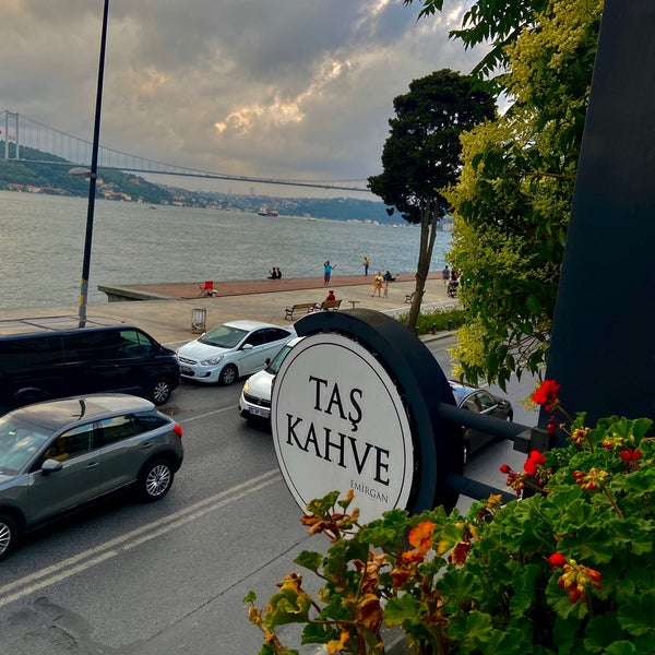 Foto diambil di Taş Kahve Cafe &amp; Restaurant oleh شموخ pada 7/7/2022
