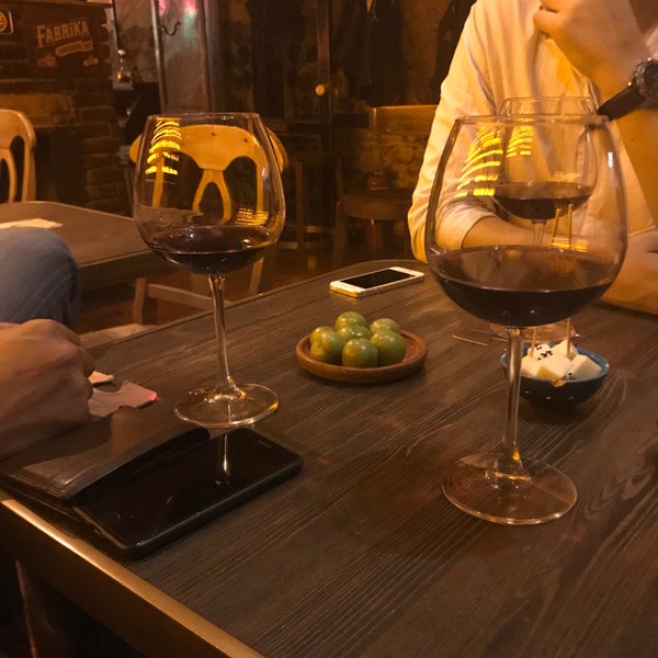 รูปภาพถ่ายที่ Sardunya&#39;s Brasserie Bomonti ve Şarap Evi โดย Zeynep A. เมื่อ 5/7/2018