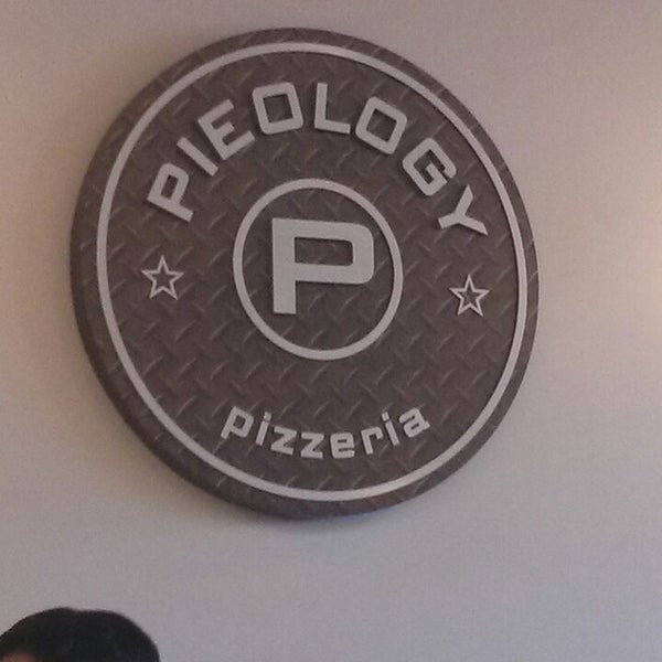 Foto scattata a Pieology Pizzeria da Lori A. il 7/3/2013