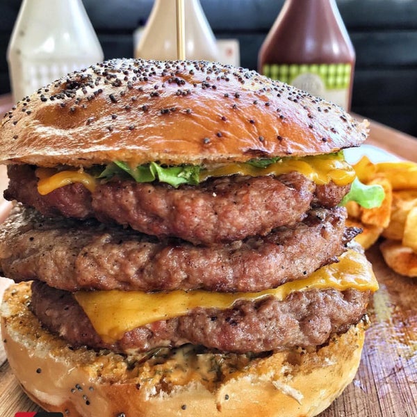 Foto tomada en Mm&amp;G&#39;s Burger  por Burak A. el 4/23/2016