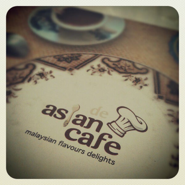 รูปภาพถ่ายที่ De Asian Cafe โดย Joshua L. เมื่อ 1/28/2013