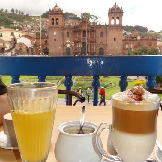 Снимок сделан в Cappuccino Cusco Cafe пользователем Diógenes D. 3/29/2013