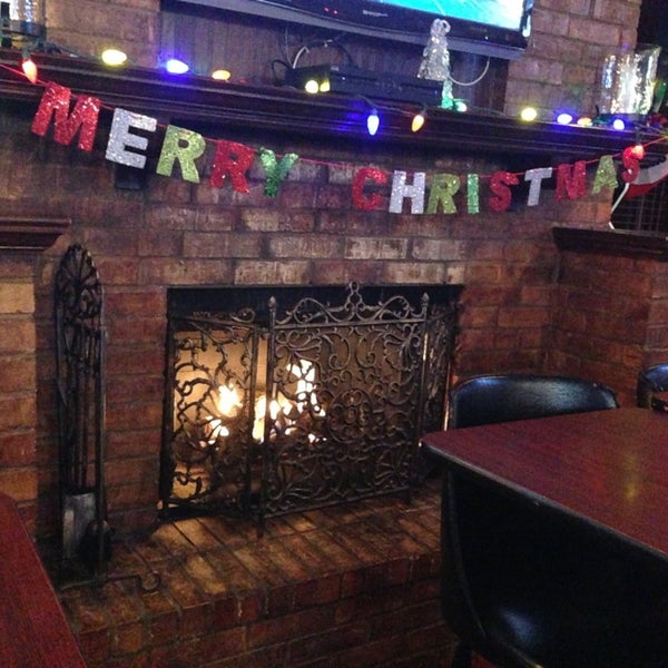 12/16/2014 tarihinde Carolyn M.ziyaretçi tarafından The Office Bar &amp; Grill'de çekilen fotoğraf