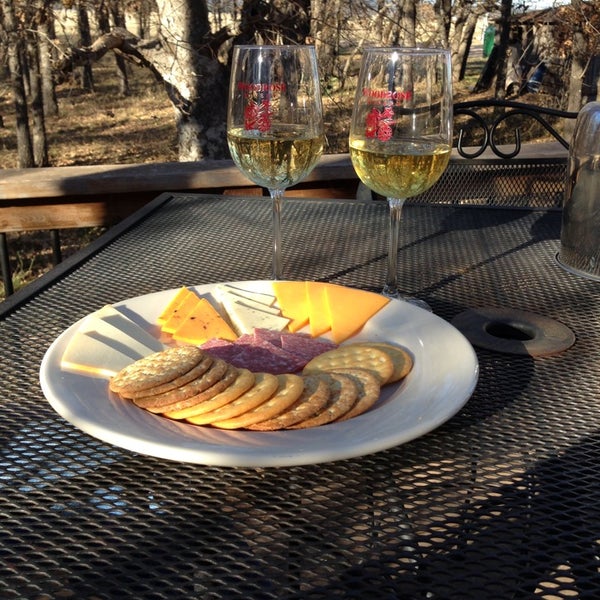 1/31/2014 tarihinde Carolyn M.ziyaretçi tarafından Woodrose Winery'de çekilen fotoğraf