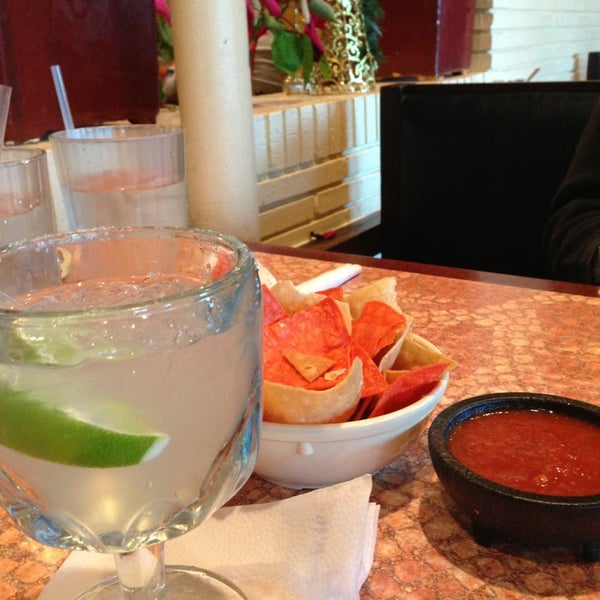 Das Foto wurde bei Los Barrios Mexican Restaurant von Carolyn M. am 12/24/2014 aufgenommen