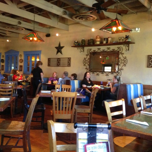 Foto scattata a La Margarita Restaurante da Carolyn M. il 2/17/2014