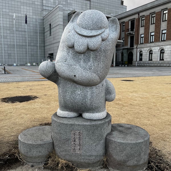 ぐんまちゃん 石像 小サイズ 一体 写真左