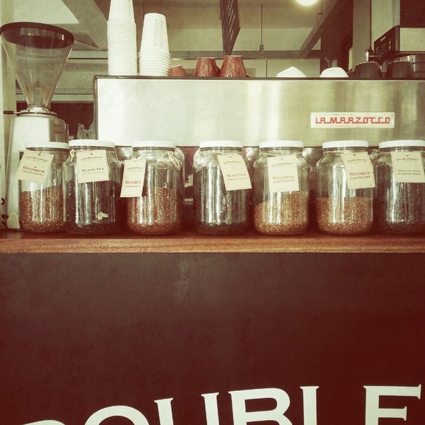 รูปภาพถ่ายที่ Double Shot Tea &amp; Coffee โดย Charl A. เมื่อ 6/28/2013
