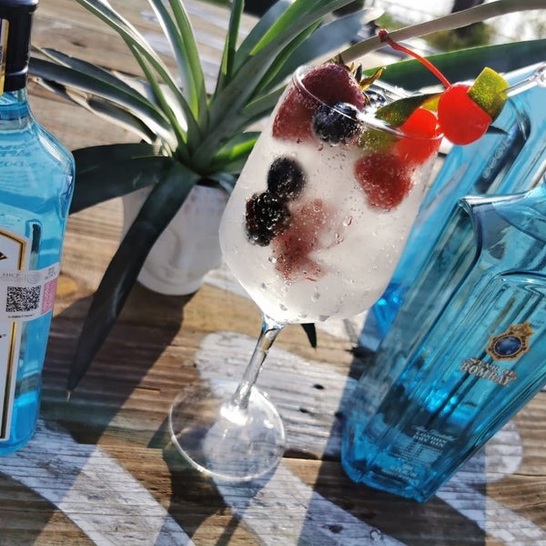 Los colores del amor en una sola bebida.Pará disfrutar no hay hora, abrimos a las 3pm estas listo para nuestros gin toniq   #queretaro #conamor #gintoniq #frutosrojos #PreciosJustos