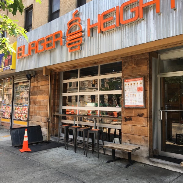 Foto scattata a Burger Heights da Hector il 8/3/2017