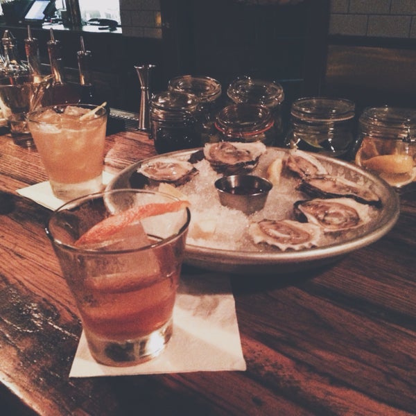 Happy hour 2 for 1 with some dollar oysters, this speakeasy is definitely the best one in UWS. Get the Old Fashioned.