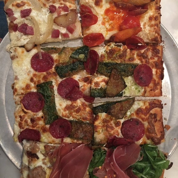 Foto tirada no(a) Harry&#39;s Italian Pizza Bar por Hector em 10/1/2017