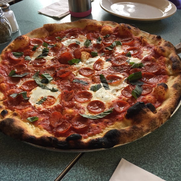 Foto scattata a Nick&#39;s Pizza da Maurice M. il 3/11/2016