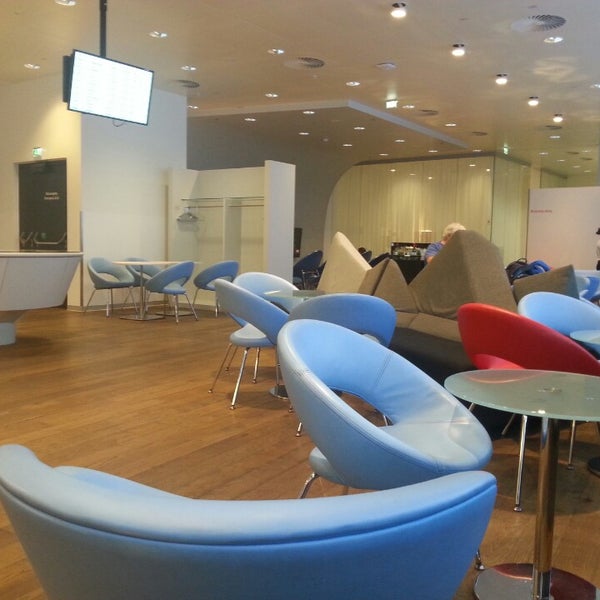 Photo taken at Austrian Airlines Business Lounge | Non-Schengen Area by Matthew L. on 10/27/2014