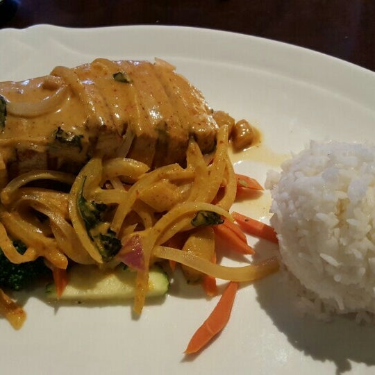 Foto tomada en Ka-Prow Thai &amp; Sushi Bistro  por Jerrod K. el 10/23/2015