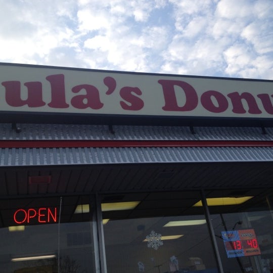 รูปภาพถ่ายที่ Paula&#39;s Donuts โดย Dave M. เมื่อ 12/1/2012