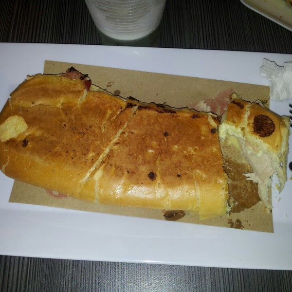 Sandwich cordero-queso-tocineta delicioso