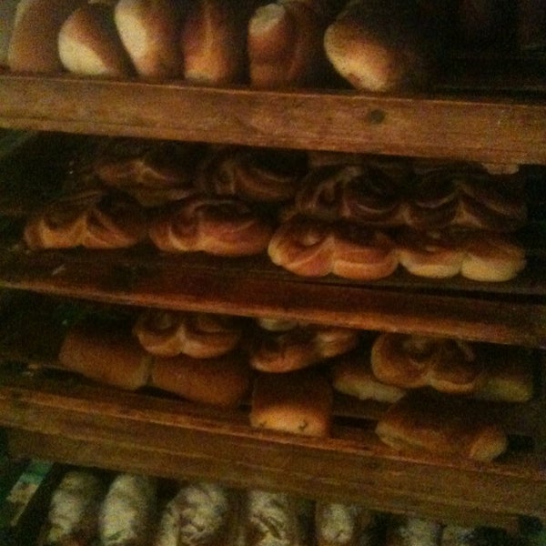 сотрудники пекарни. пекарь булочник. работница пекарни. пекарня в первый день. пекарь в пекарне.