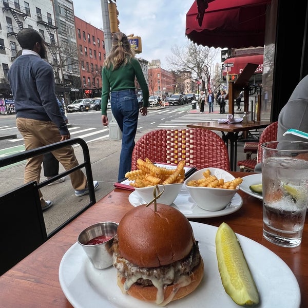 Foto tomada en 5 Napkin Burger  por Faris el 4/10/2024