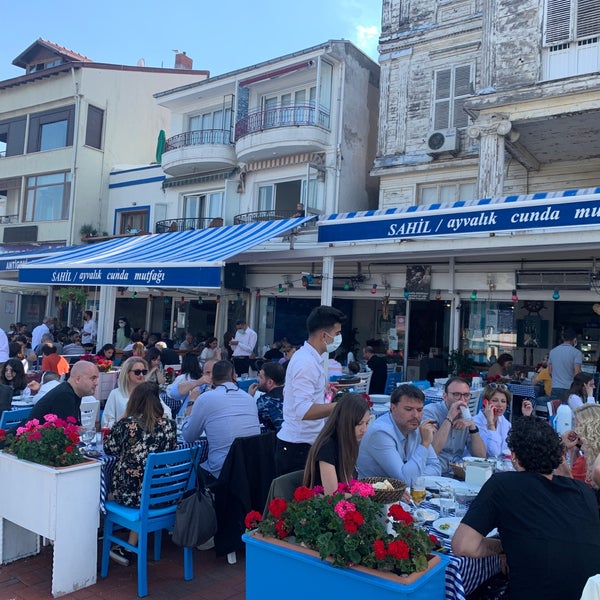 Das Foto wurde bei Sahil Restaurant von Şerif Y. am 6/5/2021 aufgenommen