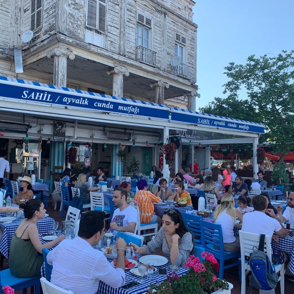 Das Foto wurde bei Sahil Restaurant von Şerif Y. am 6/12/2021 aufgenommen