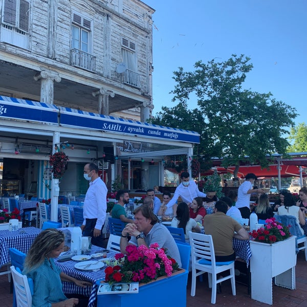 Das Foto wurde bei Sahil Restaurant von Şerif Y. am 6/10/2021 aufgenommen