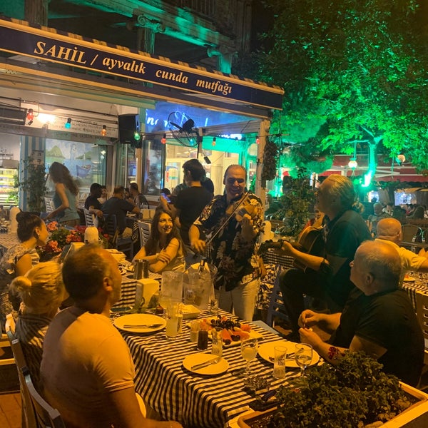 Das Foto wurde bei Sahil Restaurant von Şerif Y. am 7/17/2021 aufgenommen